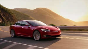 Príde Tesla vyrábať autá aj na Slovensko?